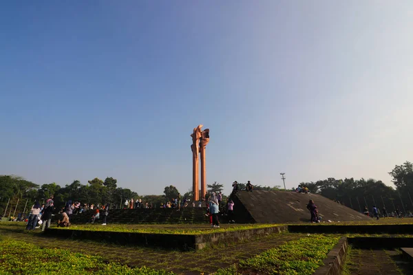 バンドン 西ジャワ州 インドネシア 2022年7月31日 人々はバンドン火災記念碑エリアで異なる活動を行っています テガララに位置し この記念碑はバンドンで有名なランドマークの1つです — ストック写真