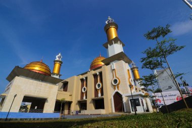 Sukabumi, Batı Java, Endonezya - 28 Temmuz 2022: Sukabumi ya da Mescid Agung Sukabumi 'nin açık mavi gökyüzü.