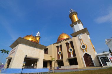 Sukabumi, Batı Java, Endonezya - 28 Temmuz 2022: Sukabumi ya da Mescid Agung Sukabumi 'nin açık mavi gökyüzü.