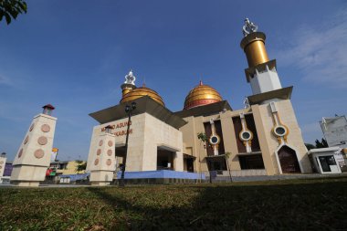 Sukabumi, Batı Java, Endonezya - 28 Temmuz 2022: Sukabumi ya da Mescid Agung Sukabumi 'nin açık mavi gökyüzü.