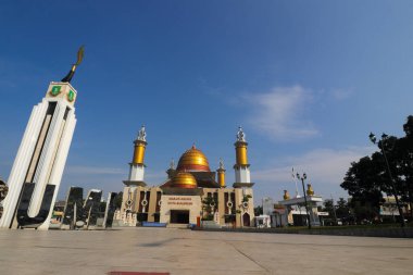Sukabumi, Batı Java, Endonezya - 28 Temmuz 2022: Sukabumi ya da Mescid Agung Sukabumi 'nin açık mavi gökyüzü.