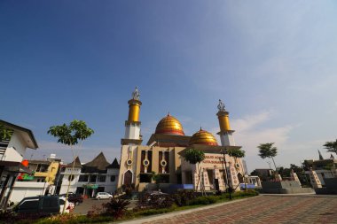 Sukabumi, Batı Java, Endonezya - 28 Temmuz 2022: Sukabumi ya da Mescid Agung Sukabumi 'nin açık mavi gökyüzü.