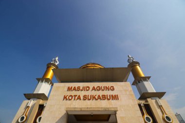 Sukabumi, Batı Java, Endonezya - 28 Temmuz 2022: Sukabumi ya da Mescid Agung Sukabumi 'nin açık mavi gökyüzü.