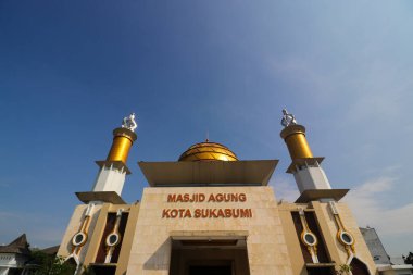 Sukabumi, Batı Java, Endonezya - 28 Temmuz 2022: Sukabumi ya da Mescid Agung Sukabumi 'nin açık mavi gökyüzü.