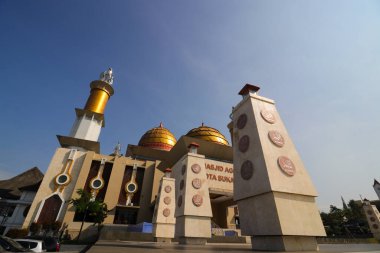 Sukabumi, Batı Java, Endonezya - 28 Temmuz 2022: Sukabumi ya da Mescid Agung Sukabumi 'nin açık mavi gökyüzü.