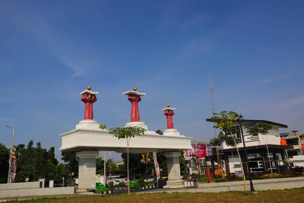 2022年7月28日 印度尼西亚西爪哇 苏加布米 清澈的蓝天 早晨在苏加布米市广场门口 手拿着一本荷花书 — 图库照片