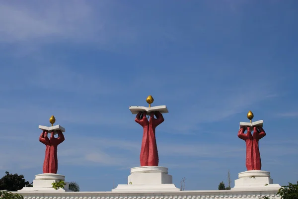 Sukabumi Giava Occidentale Indonesia Luglio 2022 Monumento Mano Che Tiene — Foto Stock