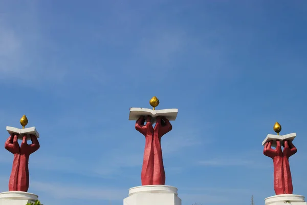 Sukabumi Jawa Zachodnia Indonezja Lipca 2022 Pomnik Ręka Trzymając Książkę — Zdjęcie stockowe