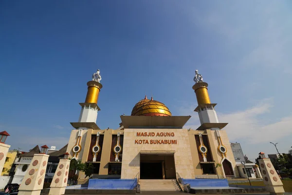 2022年7月28日 印度尼西亚西爪哇 苏加布米 清澈蓝天的苏加布米或阿贡苏加布米清真寺 — 图库照片