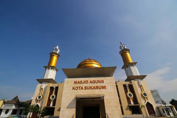 stock image Sukabumi, West Java, Indonesia - July 28, 2022: The Great Mosque of Sukabumi or Masjid Agung Sukabumi with clear blue sky in the morning.