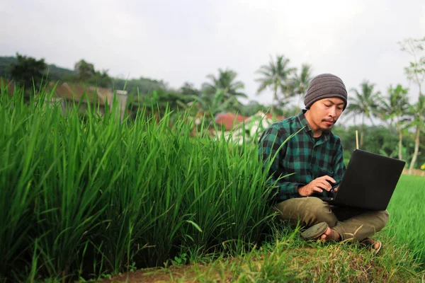 Jovem Indonésio Com Chapéu Gorro Camisa Flanela Verde Trabalhando Remotamente — Fotografia de Stock