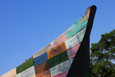 Sabahları açık mavi gökyüzü olan renkli asbest binası