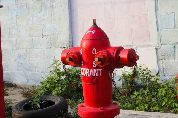 Röd Brandpost Indonesisk Bensinstation Brandpost Eller Vattenplugg Ger Det Vatten — Stockfoto