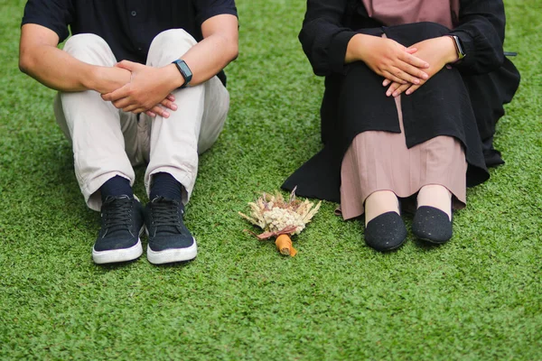 Pandangan Dekat Dari Pasangan Muda Yang Jatuh Cinta Duduk Rumput — Stok Foto