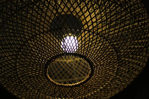 Close Udsigt Loftslampe Med Flet Lampeskærm Rustik Restaurant - Stock-foto