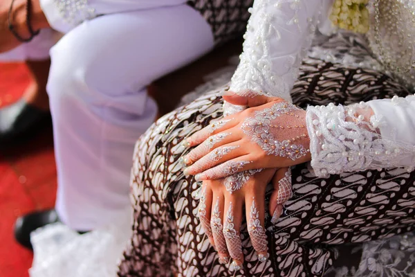 Geleneksel Sundanlı Gelinin Beyaz Tırnak Sanatı Beyaz Kebaya Elbisesiyle Düğün — Stok fotoğraf