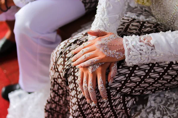 Nahaufnahme Der Traditionellen Sundanischen Braut Mit Weißer Nagelkunst Und Weißem — Stockfoto
