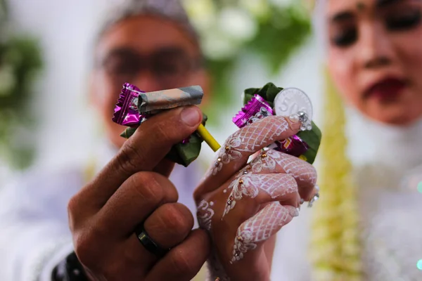 Een Nieuw Indonesisch Echtpaar Met Een Saweran Sawer Ceremonie Ook — Stockfoto
