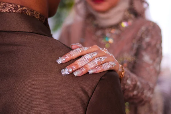Beyaz Tırnak Sanatı Güzel Tesettüre Sahip Asyalı Müslüman Gelin Kocasının — Stok fotoğraf