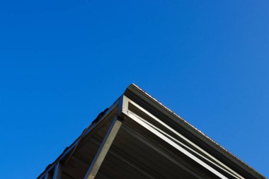 Mavi gökyüzü arkaplanına karşı cephe Köşesi