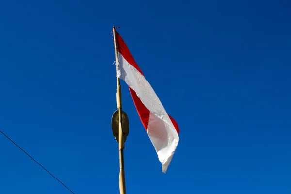 Indonézia Zászlója Bambuszrúdon Integet Szélben Reggel Tiszta Kék Ellen — Stock Fotó