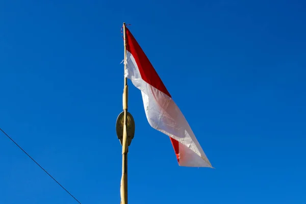 Indonesia Bandiera Palo Bambù Sventola Nel Vento Contro Cielo Blu — Foto Stock