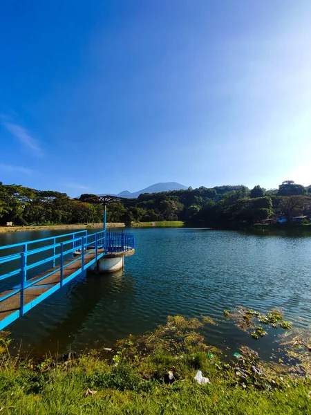 バトゥカルット湖 スカブミ 西ジャワ州 インドネシアの朝に澄んだ青い空の湖と山の美しい風景 — ストック写真