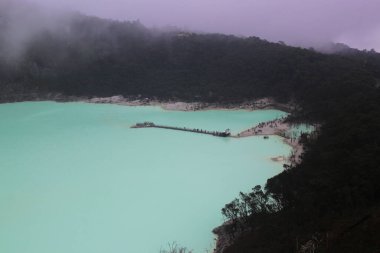 Kawah Putih 'in Sunan Ibu Tepeleri' nden manzara manzarası sabah sisle kaplanmış..
