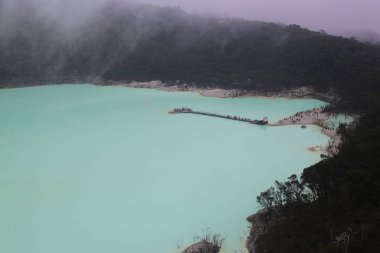 Kawah Putih 'in Sunan Ibu Tepeleri' nden manzara manzarası sabah sisle kaplanmış..
