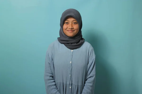 Piękna Młoda Azjatka Hidżabie Ubrana Luźną Koszulę Uśmiechnięta Kamery Odizolowanej — Zdjęcie stockowe