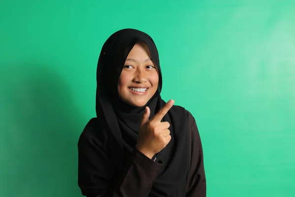 Веселая Молодая Азиатка Черном Хиджабе Платке Указывающая Пальцами Правую Сторону — стоковое фото
