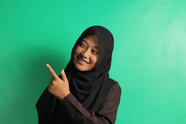 Glada Unga Asiatiska Flicka Svart Hijab Eller Slöja Pekar Fingrarna — Stockfoto