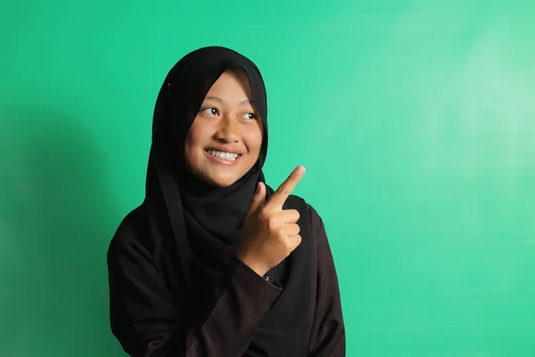 Веселая Молодая Азиатская Девушка Черном Хиджабе Платке Указывая Пальцами Право — стоковое фото