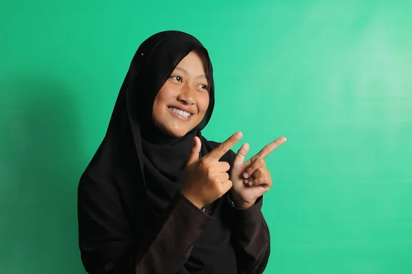 Wesoła Młoda Azjatka Czarnym Hidżabie Lub Chustce Wskazując Palce Prawo — Zdjęcie stockowe