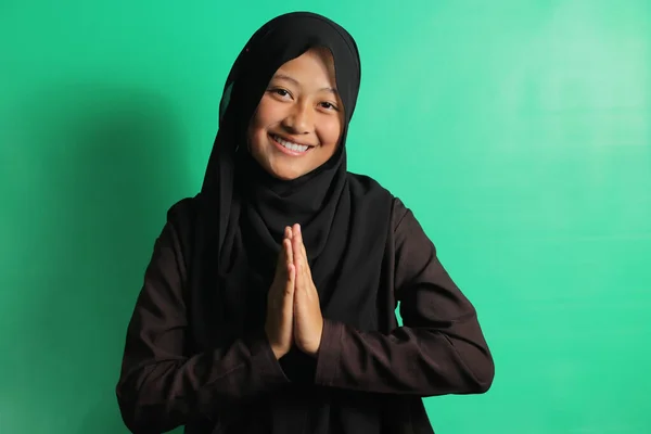 Sorrindo Bela Menina Asiática Jovem Hijab Preto Cachecol Gesticulando Eid — Fotografia de Stock