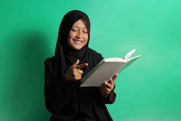 Веселая Красивая Молодая Азиатка Черном Хиджабе Шарфе Указывающая Пальцем Книгу — стоковое фото