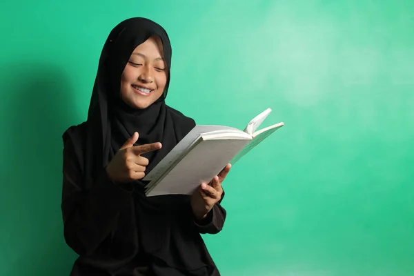 Wesoły Piękne Młoda Azjatka Dziewczyna Czarny Hidżab Lub Szalik Wskazując — Zdjęcie stockowe