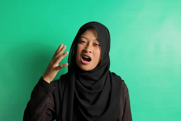 Menina Asiática Bonita Hijab Preto Lenço Cabeça Cobrindo Sua Boca — Fotografia de Stock