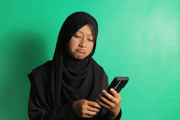 Muchacha Asiática Molesta Hijab Negro Pañuelo Cabeza Que Sostiene Sensación —  Fotos de Stock