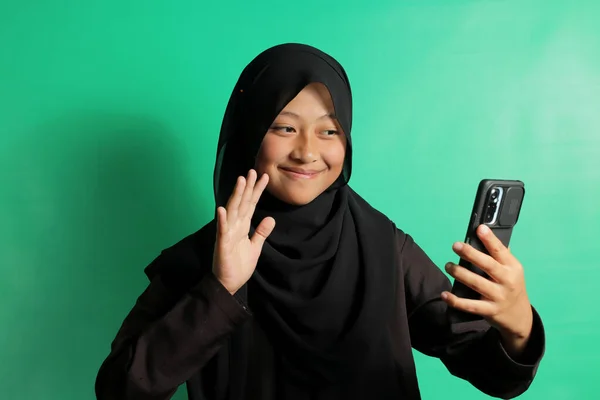 Alegre Joven Asiática Chica Negro Hijab Pañuelo Cabeza Levantando Mano — Foto de Stock