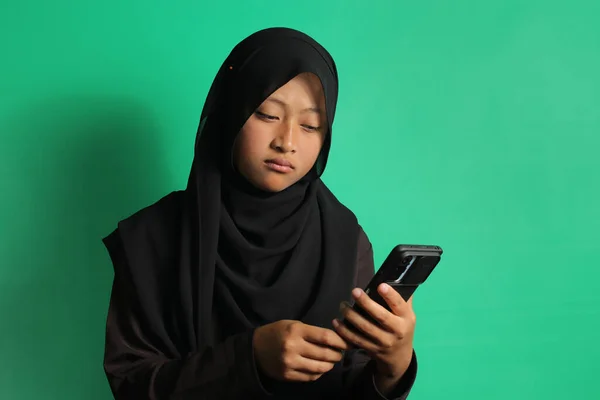 Muchacha Asiática Molesta Hijab Negro Pañuelo Cabeza Que Sostiene Sensación —  Fotos de Stock