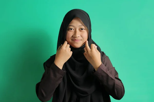 Menina Asiática Bonita Fixando Seu Hijab Lenço Cabeça Isolado Fundo — Fotografia de Stock