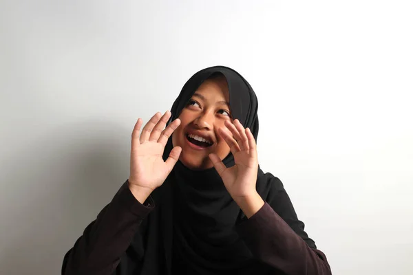 Vrolijk Jong Aziatisch Meisje Zwart Hijab Hoofddoek Schreeuwen Luid Vertellen — Stockfoto