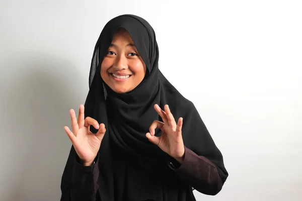 Menina Asiática Bonita Hijab Preto Lenço Cabeça Mostrando Gesto Língua — Fotografia de Stock