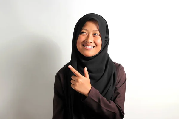 Emocionado Joven Asiática Chica Negro Hijab Pañuelo Cabeza Señalando Dedo —  Fotos de Stock