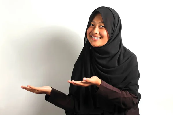 Jovem Asiática Excitada Hijab Preto Lenço Cabeça Apresentando Espaço Cópia — Fotografia de Stock