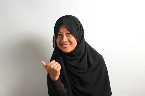 Cheerful Young Asian Girl Wearing Black Hijab Headscarf Pointing Side — Stock Photo, Image