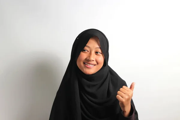 Joyeux Jeune Fille Asiatique Portant Hijab Noir Foulard Pointant Vers — Photo