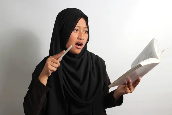 Умная Молодая Азиатская Студентка Черном Хиджабе Платке Удивлена Читая Книгу — стоковое фото