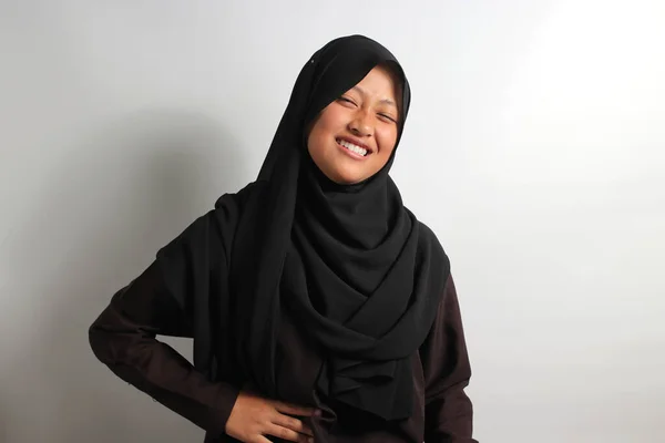 Ohälsosam Ung Asiatisk Flicka Svart Hijab Eller Slöja Röra Magen — Stockfoto